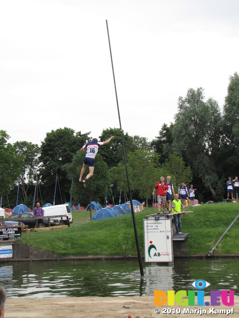 SX15379 Fierljeppen (far-leaping) competition in Ijlst